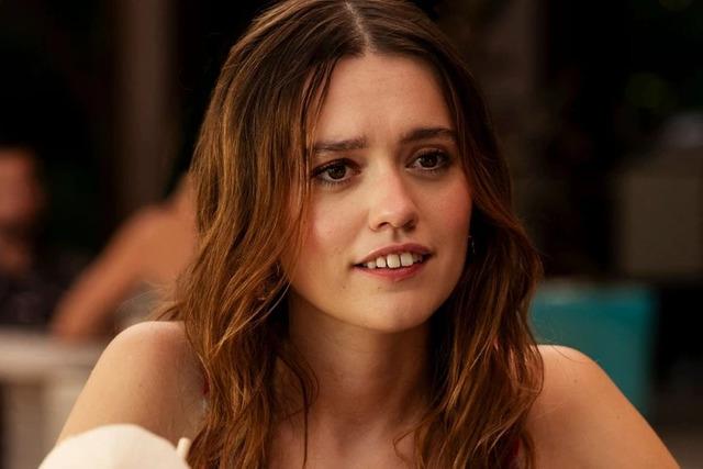 Aimee Lou Wood’s Natural Smile Sparks a Hollywood Debate: Is Authenticity the New Beauty Standard?